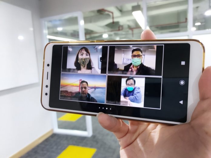 MENJALIN SILATURAHMI LEWAT VIDEO CALL